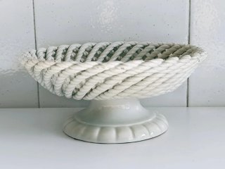 Frutero de cerámica blanco con diseño de cuerda