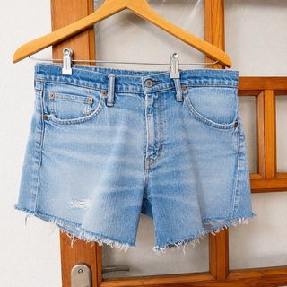 Pantalón corto vaquero desgastado