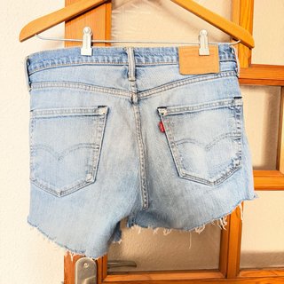 Pantalón corto vaquero desgastado