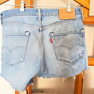 Pantalón corto vaquero desgastado