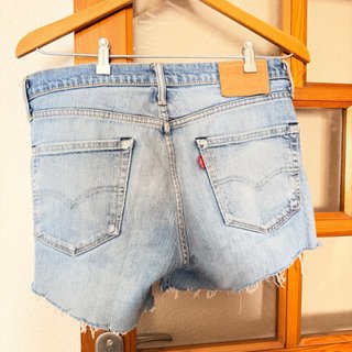 Pantalón corto vaquero desgastado
