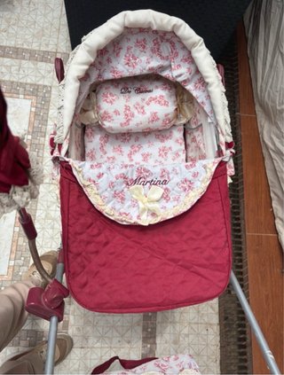 Carrito de muñecas rojo con capota