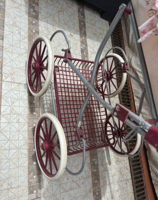 Carrito de muñecas rojo con capota