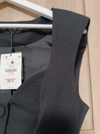 Vestido negro botones y cinturón cadena