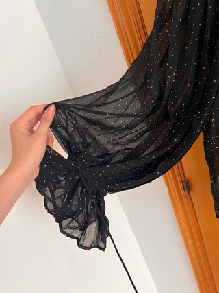 LIQUIDACIÓN: Blusa vaporosa negra de lunares