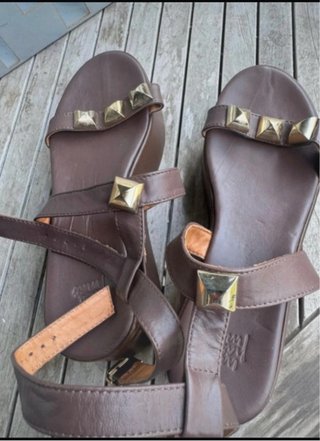 Sandalias de piel con plataforma y tachuelas