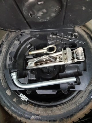 Rueda de repuesto y kit de herramientas
