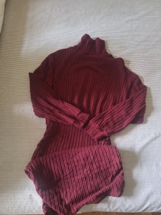 Vestido jersey cuello alto rojo