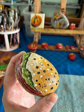 Sasso dipinto panino hamburger