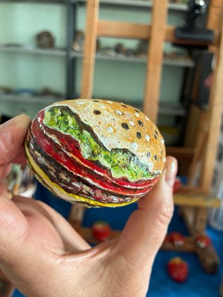 Sasso dipinto panino hamburger