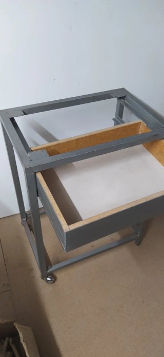 Mesa metálica con cajón y ruedas