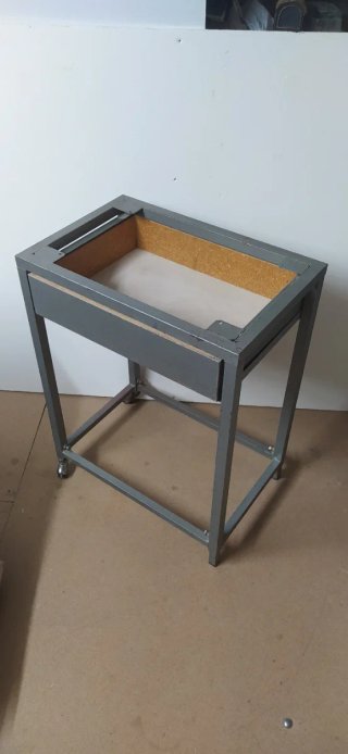 Mesa metálica con cajón y ruedas
