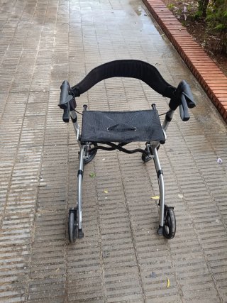 Andador plegable con asiento