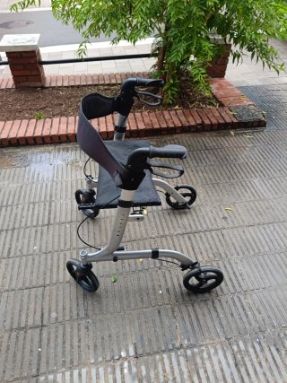 Andador plegable con asiento