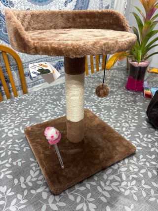 Rascador para gatos con juguete