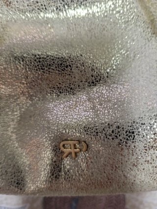 Bolso de fiesta dorado con asa metálica