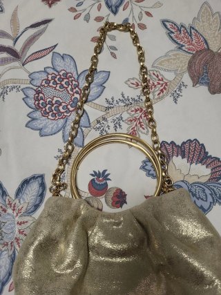 Bolso de fiesta dorado con asa metálica
