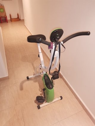 Bicicleta Estática Verde y Blanca