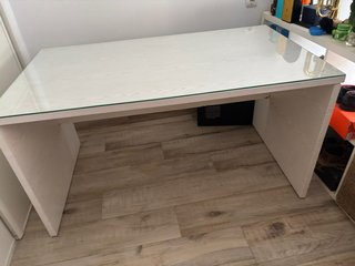 Mesa de escritorio moderna blanca y cristal