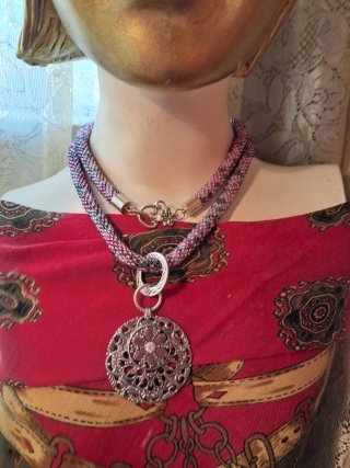 Collar Cuentas Rosa y Plateado con Colgante