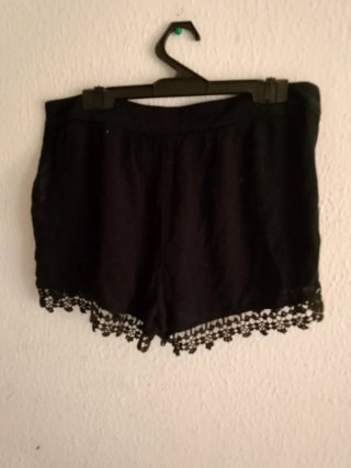 Pantalón corto negro con puntilla