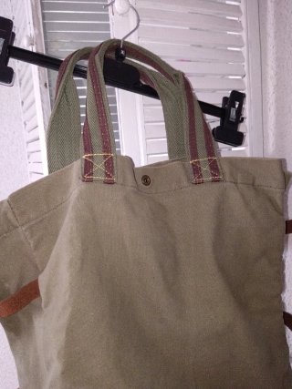 Bolso militar verde, forro de red con 2  errores