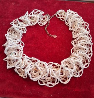 Collar de cuentas blanco y plateado