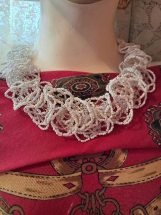 Collar de cuentas blanco y plateado