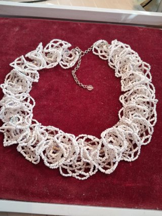 Collar de cuentas blanco y plateado