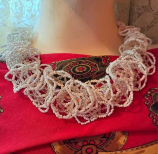 Collar de cuentas blanco y plateado
