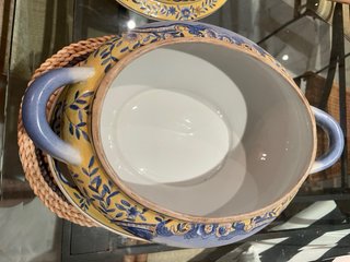 Sopera de porcelana china azul y amarilla