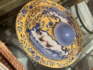 Sopera de porcelana china azul y amarilla