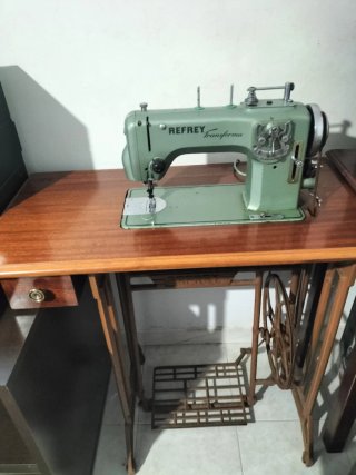 Máquina de coser Refrey 427