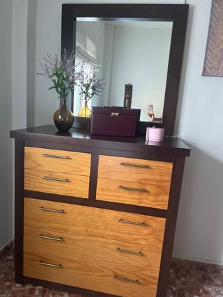 Cómoda de madera con espejo