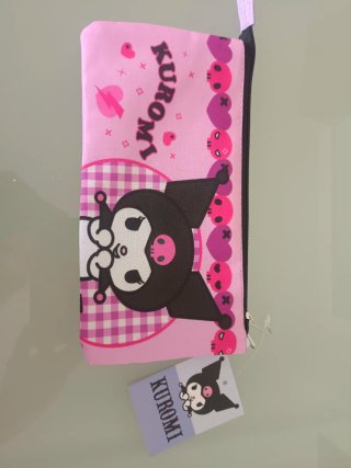Estuche Kuromi Rosa con Calaveras y Corazones