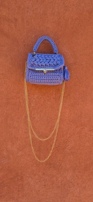 Borsa a tracolla viola con catena dorata
