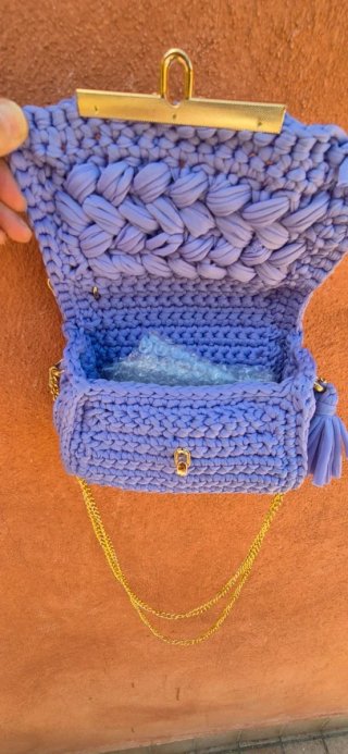 Borsa a tracolla viola con catena dorata
