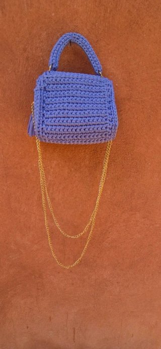 Borsa a tracolla viola con catena dorata