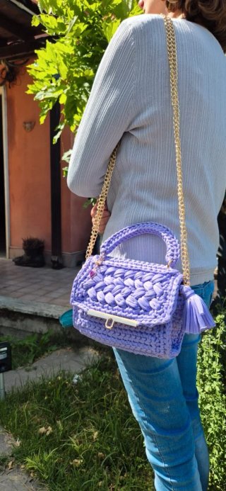 Borsa a tracolla viola con catena dorata
