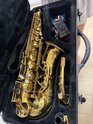 Saxofón Alto Dorado