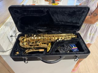 Saxofón Alto Dorado
