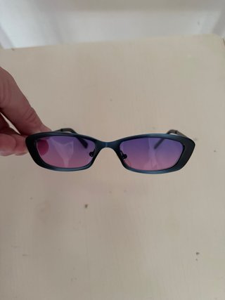 Gafas de sol azules y moradas