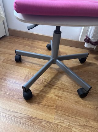 Silla de oficina blanca con cojín rosa