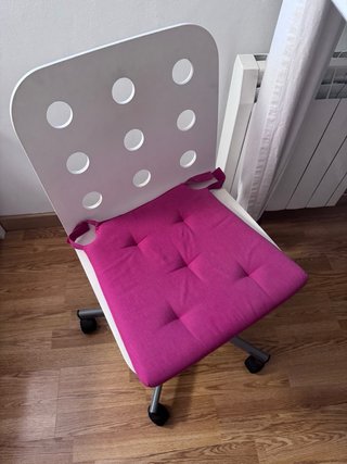 Silla de oficina blanca con cojín rosa