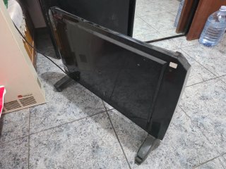 Estufa eléctrica negra con ruedas