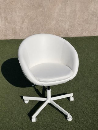 Silla blanca giratoria con ruedas