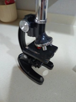 Microscopio con accesorios
