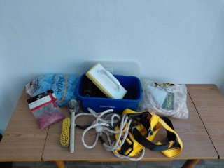 Lote de albañil: arnés, cuerda y cubo