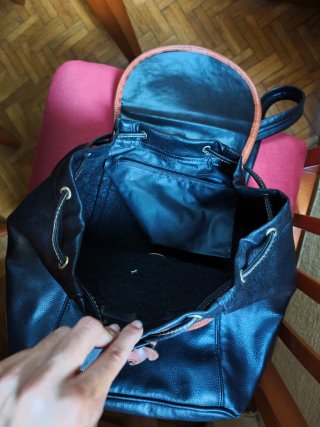 Mochila negra y marrón cuero sintético