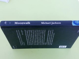 Moonwalk, escrito por el propio Michael Jackson